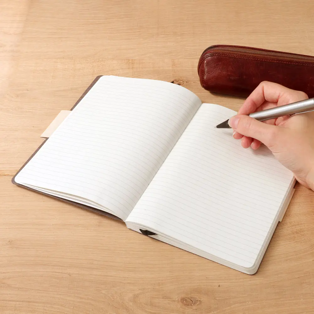 Werkplek met notitieboek en koffie